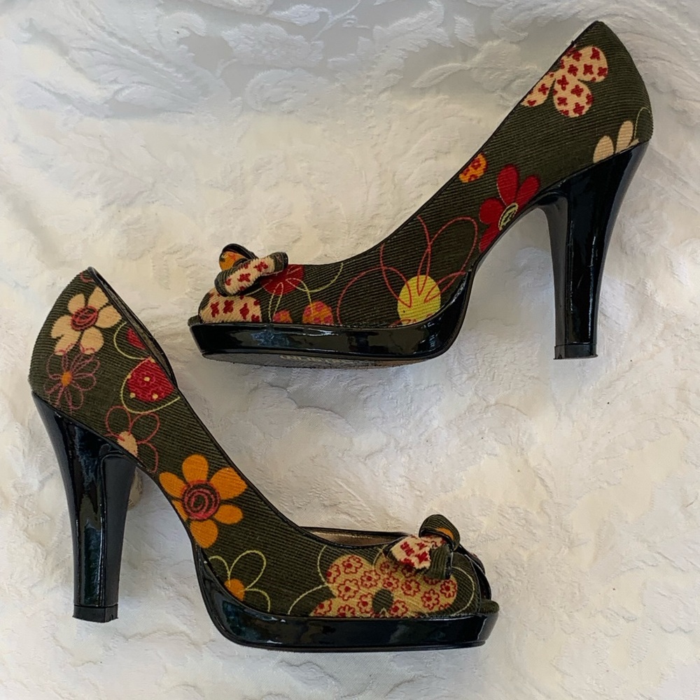 Kenneth Cole Peep-toe Pump